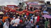 Warga yang hadir terdiri dari 26 Kecamatan se-Kabupaten Sumedang sudah memadati Pesta Rakyat Gelar Budaya Sunda se Kabupaten Sumedang yang mengusung Tema Nenjeurkeun Budaya Sunda Suoaya Ngadunya di Desa Jatisari Kecamatan Tanjungsari Kabupaten Sumedang, Jawa Barat. Foto: dok. Maruarar Sirait