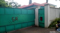 Sore ini, kondisi studio itu sepi. Hanya ada petugas keamanan. Sedangkan pintu gerbang studio ditutup rapat (Foto: Seysha Desnikia/detikcom)