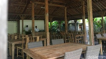 Setelah halaman, terdapat rumah joglo yang berfungsi sebagai area tempat makan. Foto: Agus Tri Haryanto/detikINET