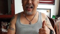 Angkatan boleh klasik, tapi selera harus tetap kekinian. Sepotong red velvet cake jadi menu dessert sekaligus camilan Indro di rumah.  Foto: Instagramnya @indrowarkop_asli