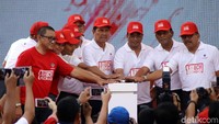 Budi Karya Sumadi dan Asman Abnur menekan tombol sirine sebagai tanda diluncurkannya sistem penerbitan izin berbasis online.