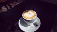 Kopi itu bahagiaku, tulis Putri Milano. Kamu bahagia juga nggak kalau minum kopi? Foto: Instagram @putrimarino