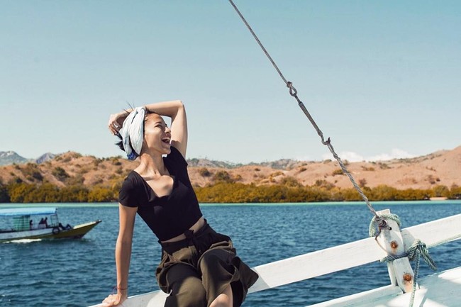 Senyum cantiknya selalu menjadi pemanis ketika dirinya berpetualang di tengah alam. Foto: (putrimarino/Instagram)