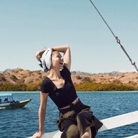 Senyum cantiknya selalu menjadi pemanis ketika dirinya berpetualang di tengah alam. Foto: (putrimarino/Instagram)