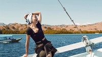 Kalau yang ini ekspresi Putri saat berwisata keliling Pulau Komodo naik kapal. Putri tampak sangat ceria dan bahagia ya (putrimarino/Instagram)