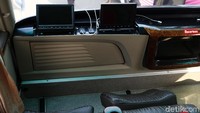 Bus tersebut telah dilengkapi televisi.
