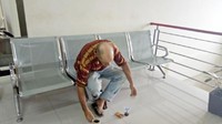 Ian pun tidak mempermasalahkan beberapa orang ataupun media yang menyebutnya terlantar.  Baginya, warga Indonesia banyak membantunya saat tengah mencari tempat untuk beristirahat sebelum mencari kembali istrinya.   (Foto: Denita Matondang/detikcom)