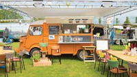 Kalau food truck yang ini versi minimalis namun tak kalah menarik. Mobil dengan boks di bagian belakang ini dicat warna orange cerah.  Foto: Istimewa