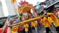 Mengarak toapekong.