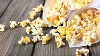 Hindari mengkonsumsi popcorn dari microwave terlalu sering, karena dalam lapisan kemasan popcorn mengandung senyawa kimia seperti asam perfluorooctanoic, yang menghancurkan gairah seks. Foto: Istimewa