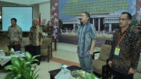 Peten bersama para hakim agung dalam acara seminar yang dilaksanakan dalam rangka reuni calon hakim di Cinere, beberapa waktu lalu. Di Kuala Tungkal, Peten mengetuk palu dengan keras saat menjatuhkan hukuman mati ke Dranny Putrawira karena terbukti menyelundupkan 8,5 kg sabu dari Malaysia. Adapun kekasihnya Dranny, Sarah Rahyan dihukum 15 tahun penjara.