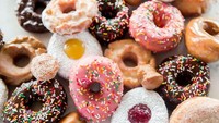 Hindari makanan berlemak seperti donat, kue, keripik dan lainnya. Lemak dapat menyumbat arteri dan mempengaruhi aliran darah.  Foto: Istimewa