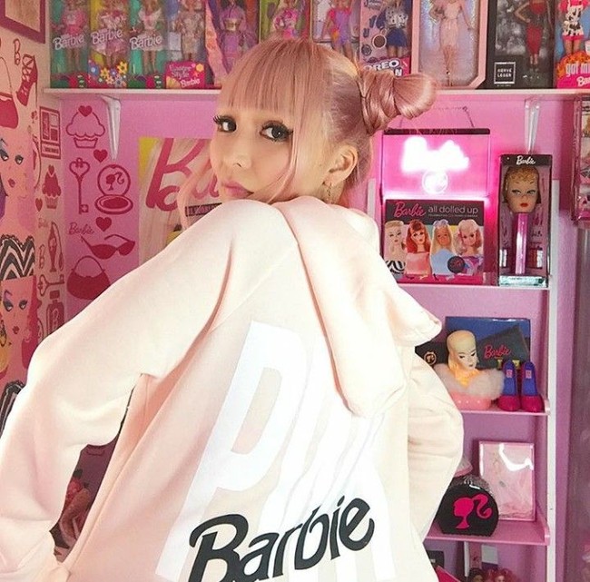 Aku juga mempunyai alat makan Barbie, peralatan dapur, perhiasan, krim, hingga pakaian Barbie, ujar Azusa seperti dilansir The Sun.  Foto: Instagram Azusabarbie
