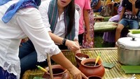Gracia juga hobi menjelajah kuliner khas Indonesia, bahkan Gracia pernah mencicipi jajanan tradisional di salah satu pasar di Lombok. Foto: Instagram @graciaz14