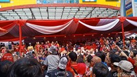 Warga Antusias menyaksikan parade Karnaval Cap Go Meh 2018. Kegiatan ini diisi dengan petunjukan tarian, kostum daerah hingga kendaraan hias. (Eva Safitri/detikcom)