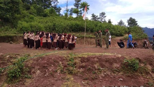 Melihat Terpencilnya Sekolah di Maros: Jalan Kaki 4 Jam Susuri Hutan