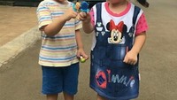 Lucu banget sih. Kalau biasanya tangan atau minuman yang jadi objek tosan, Rafathar dan Gempi berani tampil beda. Tosannya pakai permen cincin!  Foto: Istimewa
