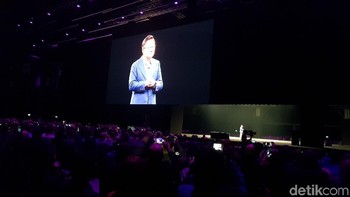 Desain panggungnya dibuat lebih sederhana dan seolah tak berjarak dengan hadirin. Sekitar 5.000 penonton yang hadir dibuat mengelilingi para eksekutif Samsung yang bergantian naik ke atas panggung. Foto: detikINET/Rachmatunnisa
