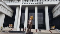 Nama Peten sempat membuat kaget dunia pengadilan pada 2011 lalu. Saat itu, ia siap mogok sidang karena gaji hakim sudah 13 tahun tidak naik. Seruannya beserta teman-temannya itu akhirnya didengar Presiden SBY dan gaji hakim akhirnya naik.