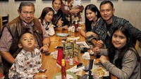 Bersama keluarga besar Yudhoyono, Agus siap menyantap makanan enak. Bahagia itu sederhana: bisa makan bersama keluarga, dan ada cabe rawit di atas meja.., tutur Agus. Foto: Instagram agusyudhoyono