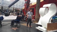 Kesibukan para petugas menyulap Hollywood Boulevard menjadi gelaran Oscar. Foto: Devy Octaviani/ detikHOT
