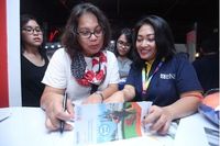 Nasabah BNI mendapatkan penjelasan keuntungan penggunaan produk BNI di acara BNI Java Jazz Festival 2018 (Foto: dok. BNI)