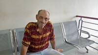 Penampakan Ian di Kantor Imigrasi Tangerang. Saya dulu kerja di perusahaan di Inggris dan pensiun dini, dan sekarang saya ingin coba cari kerja di sini, kata Ian saat bercerita dengan Ketua RT 07/RW 08 Kelurahan Petir, Dedy, sebelum dipindah.  (Foto: Denita Matondang/detikcom)