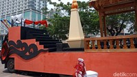 Salah satu mobil parade yang menampilkan replika monas (Foto: Eva Safitri/detikcom)