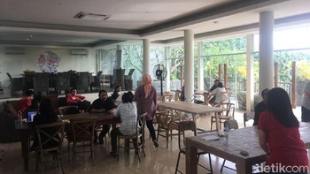 Kursi dan meja saling berjajar dengan dukungan jendela tembus pandang untuk membiarkan cahaya matahari masuk ke dalam. Foto: Agus Tri Haryanto/detikINET