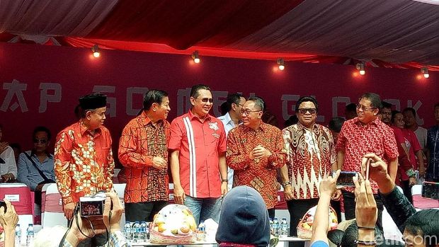 Sejumlah pejabat publik telah hadir di panggung 