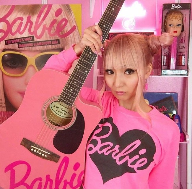 Wanita yang berdomisili di Los Angeles ini mengaku sudah menyukai Barbie sejak kecil, dan tak pernah beralih dengan boneka lain.  Foto: Instagram Azusabarbie