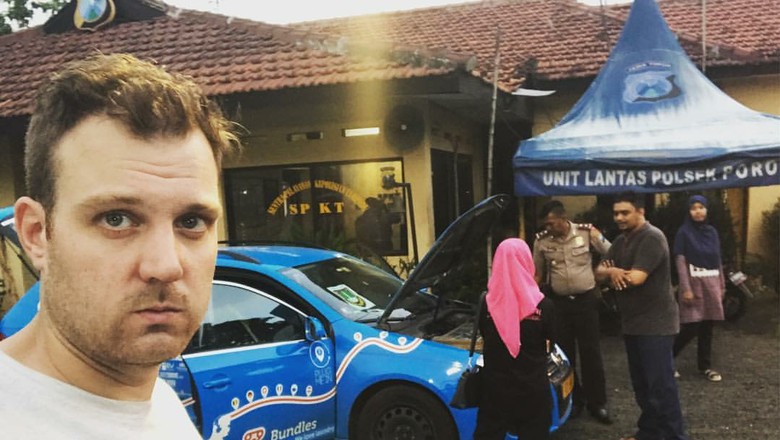 Bule yang Mobil Listriknya Mogok Ngaku Tak Punya Keluarga di Indonesia Bule yang Mobil Listriknya Mogok Ngaku Tak Punya Keluarga di Indonesia