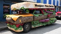 Nah pengusaha food truck yang ini benar-benar niat. Seluruh bagian mobilnya ditutupi dengan lapisan burger raksasa. Coba tebak makanan apa yang dijual. Foto: Istimewa