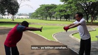 Dalam vlog-nya itu, Jokowi juga mengenalkan pelatih tinjunya yang bernama Abed. (Foto: Screenshot Vlog Jokowi)