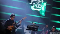 Dengan kibornya, Candra Darusman membawakan sebuah lagu berbahasa Inggris dengan nada yang terdengar syahdu, Its Amazing for Me. Foto: Hanif Hawari/ detikHOT