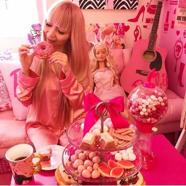 Wanita asal Jepang ini juga mengubah gaya rambutnya sebagai salah satu bentuk rasa cintanya pada boneka-boneka tersebut. Foto: Instagram Azusabarbie