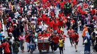 Warga membanjiri jalanan yang dilintasi Pawai Cap Go Meh.