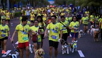 Lari anjing peliharaan dengan pemiliknya tersebut diawali di depan sebuah mal di Manila. Pesertanya mencapai ribuan.    (Foto: Dok. REUTERS/Romeo Ranoco)