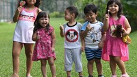 Bersama saudara dan teman lainnya, Rafathar dan Gempi tengah asik makan lollipop di taman. Duh, anak Gading Marten dan Gisel bahagia banget. Gemas!Foto: Istimewa