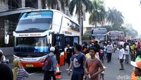 Bus-bus tingkat dari sejumlah PO dihadirkan dalam peluncuran sistem penerbitan izin berbasis online di Bundaran HI, Jakarta, Minggu (4/3/2018).