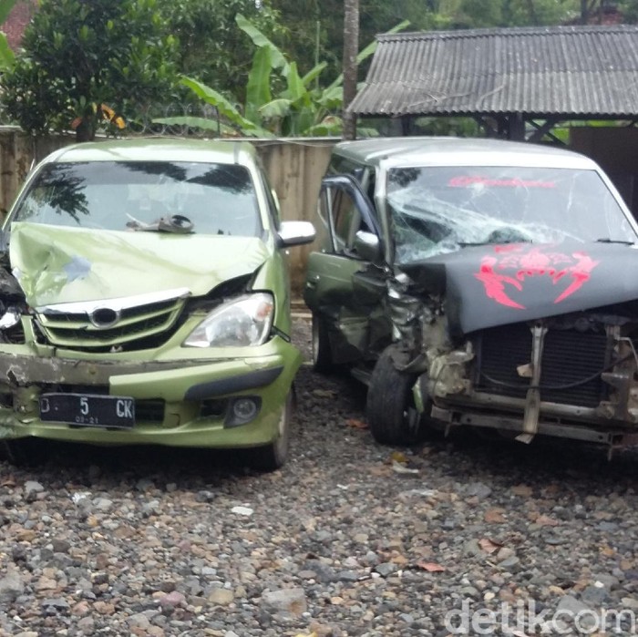 Dua Minibus Tabrakan di Salawu Tasikmalaya, 10 Orang Luka