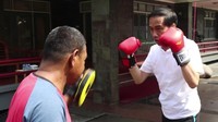 Direktur Eksekutif Lembaga Median, Rico Marbun menilai elektabilitas Presiden Joko Widodo (Jokowi) masih belum aman untuk maju di Pilpres 2019. (Foto: Screenshot Vlog Jokowi)