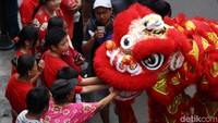 Sejumlah warga memberikan angpao kepada barongsai.