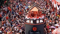 Salah satu kendaraan hias yang menarik perhatian yakni berbentuk kapal Laksamana Cheng Ho, laksamana muslim dari Tiongkok. Puan bersama tiga orang lainnya kemudian naik ke atas kapal tersebut. (Eva Safitri/detikcom)
