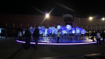 Setiap booth penuh dengan antrean meski udara -3 derajat celcius di luar ruangan cukup bikin menggigil. Nyatanya, banyak yang rela mengantre demi menjajal berbagai keseruan di sana. Taman dandelion ini untuk merasakan langsung menjepret menggunakan fitur super low light. Foto: Rachmatunnisa/detikINET