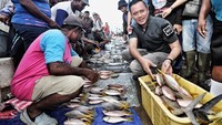  Mengunjungi Sorong, pria dengan sapaan akrab AHY ini mampir ke Pasar Ikan Jembatan Puri. Senang rasanya bisa menyapa dan berdialog dengan para nelayan dan penjual ikan. Semoga semakin baik penghasilannya... Aamiin..., tulis Agus di keterangan foto. Foto: Instagram agusyudhoyono