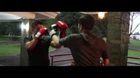 Ini salah satu aksi Jokowi saat berduel dengan Tedy. Terlihat Jokowi mengepalkan tinjunya lurus ke arah Teddy.