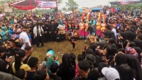 Sedikitnya ribuan orang berkumpul dan menikmati acara pentas Seni Budaya Sunda di Desa Jatisari Kecamatan Tanjungsari, Sumedang, Minggu (4/3/2018). Foto: dok. Maruarar Sirait