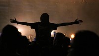 Para penonton ikut bernyanyi di sepanjang lagu. Banyak pula yang mengangkat tangan ke udara. Foto: Hanif Hawari