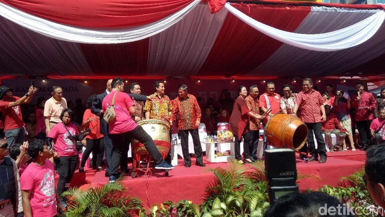 Hadiri Karnaval Cap Go Meh, Ketua MPR: Indonesia Bangsa Toleran Hadiri Karnaval Cap Go Meh, Ketua MPR: Indonesia Bangsa Toleran